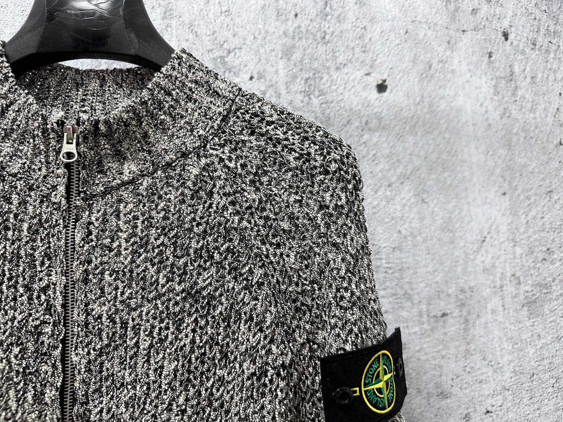 P490 【Stone Island】Stone Island coral sweater jacket Customized dyeing of original yarn has become popular in Xiaohongshu very early. Many Internet celebrity shops are doing it. The products they make can only be said to be unsightly. They are all made of ready-made yarn. This original version is made of 7 yarns of different colors and thicknesses that must be arranged to achieve the original effect. The customization cycle is very For a long time, the molded original version has the same ykk No. 5 special craftsmanship zipper, using an old-fashioned 9-needle thick-thread wool loom (due to low efficiency and high waste, factories pursuing efficiency have abandoned it, and only some big brands still use it). The strongest armband on the entire network, all detailed identification points restore the original inspection level! All Stone Island armbands must have three yellow lines, anything without them is fake! The models before 2021 had four yellow lines, and after 21fw, they all had three. We restored them perfectly. Size:S-M-L